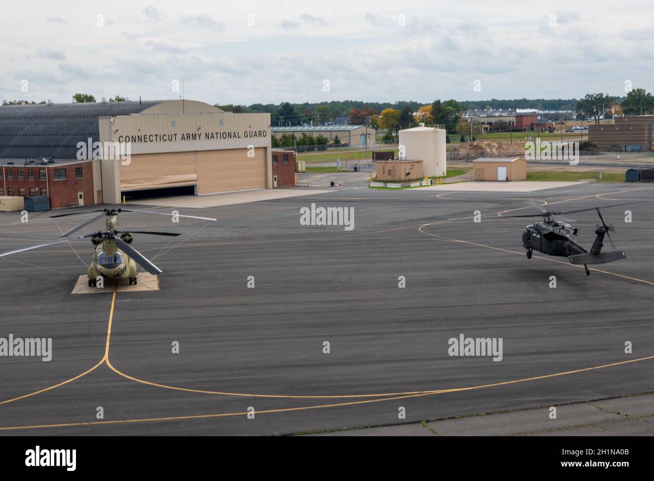 L'equipaggio di volo della Guardia Nazionale degli Stati Uniti d'America atterra un elicottero UH-60 presso la struttura di supporto dell'Aviazione dell'Esercito a Windsor Locks, CT il 16 ottobre 2021 a seguito di una missione di flyover che supporta la partita di calcio UConn contro Yale. Foto Stock