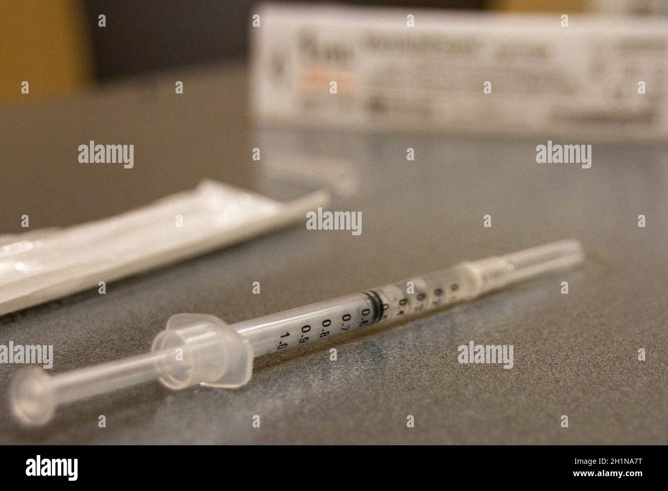 Una siringa utilizzata per somministrare una vaccinazione COVID-19 al Bluegrass Army Depot, a Richmond, KY, 16 ottobre 2021. Soldati e airmen hanno ricevuto il vaccino come parte dell'operazione Fortified Guardian per la Guardia Nazionale del Kentucky. (Foto della Guardia Nazionale dell'Esercito del Kentucky di Sgt. Damon opaco) Foto Stock