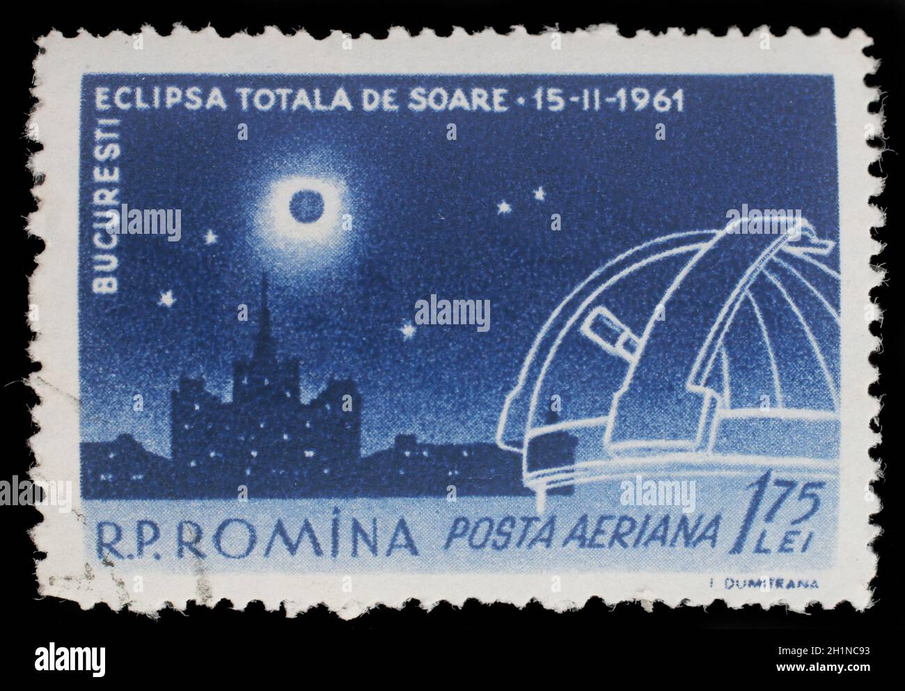 Francobollo stampato in Romania mostra Total Eclipse su Scanteia Building and Observatory, con iscrizione e nome della serie Bucarest, Solar Eclipse, 15 Foto Stock