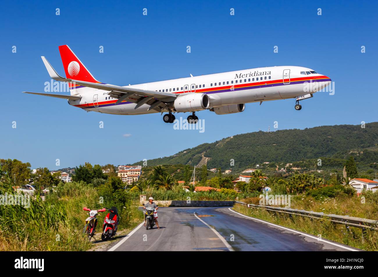 Skiathos, Grecia - 3 giugno 2016: Aereo Meridiana Boeing 737-800  all'aeroporto di Skiathos (JSI) in Grecia. Boeing è un produttore americano  di aeromobili He Foto stock - Alamy