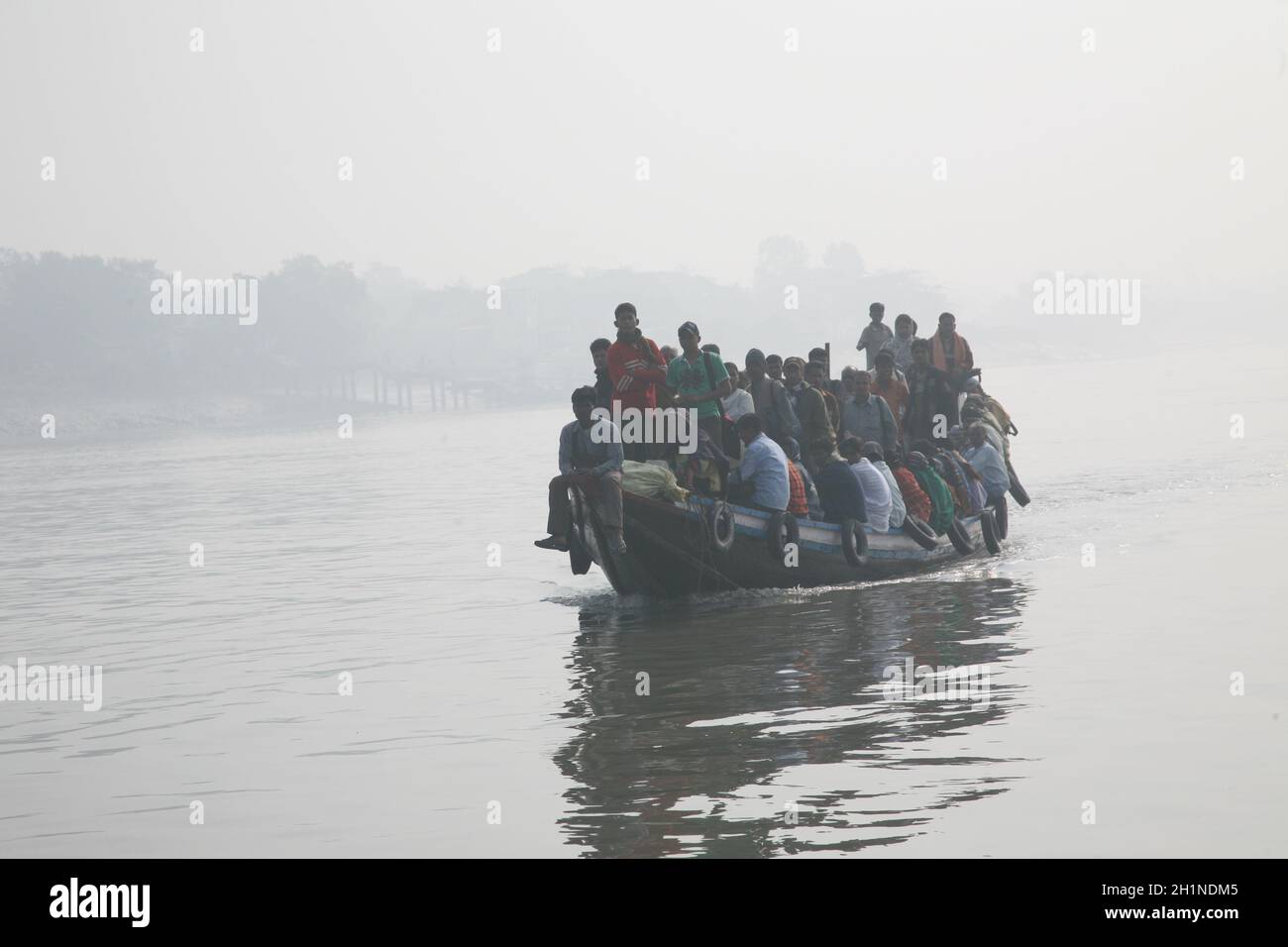 Foschia mattutina sul santissimo di fiumi in India. Delta del Gange in Sundarbans, West Bengal, India. Foto Stock