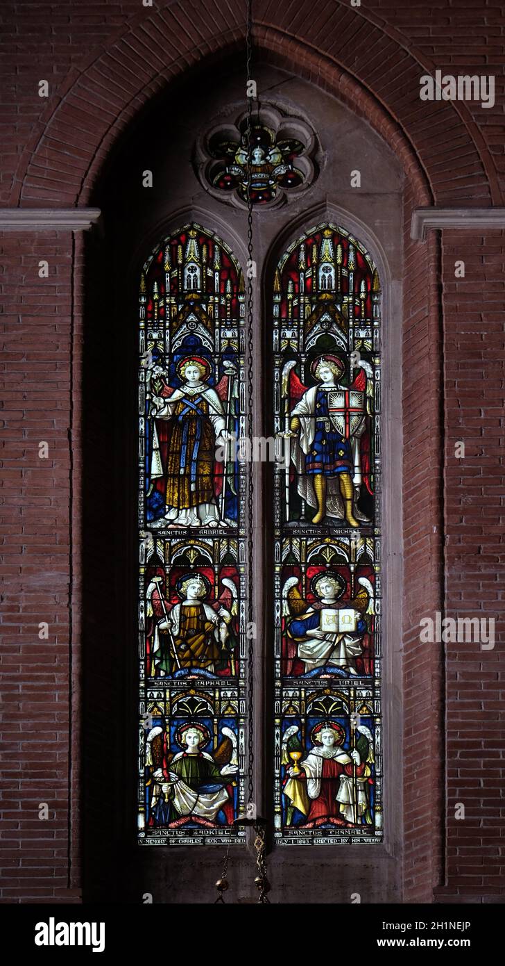 Arcangeli sul vetro macchiato di tutti i santi della Chiesa Anglicana, Roma, Italia Foto Stock