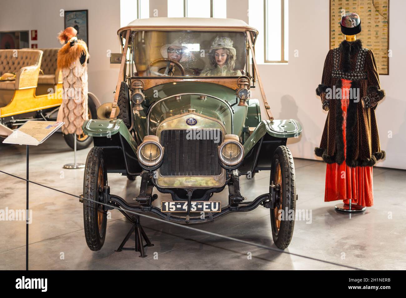 Malaga, Spagna - 7 Dicembre 2016: annata 1910 antichi Delage Francia auto visualizzato a Malaga Automobile Museum in Spagna. Figure di Cera di persone in Foto Stock
