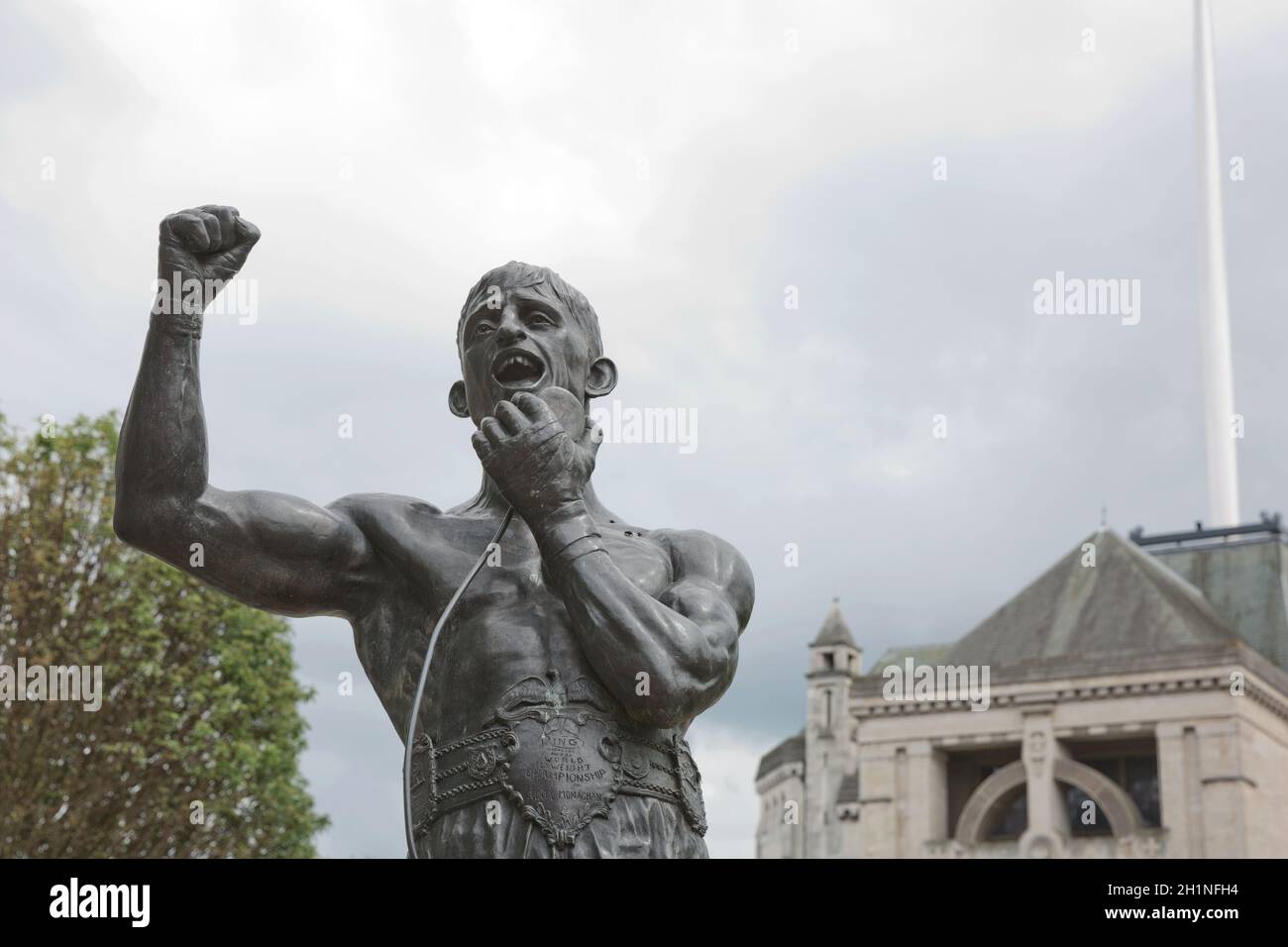 Belfast, Irlanda - 9 giugno 2017: Statua della leggenda della boxe John 'Rinty' Monaghan nei giardini della cattedrale di Belfast, Irlanda del Nord. Foto Stock