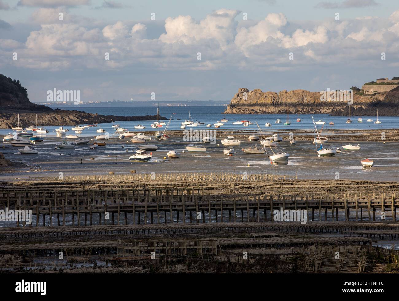 Barche sulla terra asciutta in spiaggia con la bassa marea a Cancale ostriche famose città di produzione, Bretagna, Francia, Foto Stock