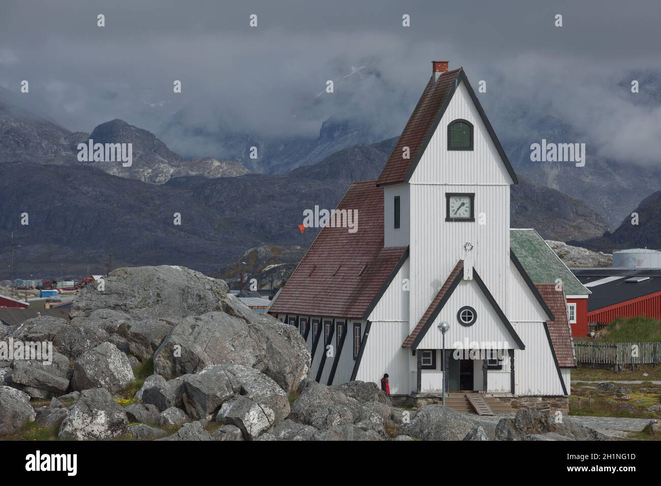 Nanortalik, Groenlandia - 27 agosto 2017: Famosa e bella chiesa nella piccola città di Nanortalik in Groenlandia insieme al suo selvaggio e incontaminato bea Foto Stock