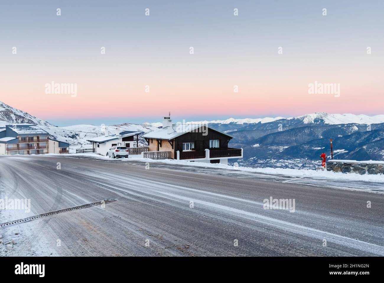 Saint Lary Soulan, Francia - 26 dicembre 2020: Chalet di montagna in una stazione sciistica innevata in una serata invernale durante la stagione delle vacanze Foto Stock
