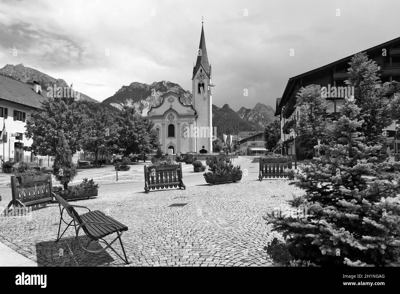 Dorfplatz mit Kirche 'Zum Heiligen Vigilius' in 's.t. Vigil in Enneberg' Südtirol-Italien. Italienisch: Parrocchia di San Vigilio di Marebbe. Die Spätb Foto Stock