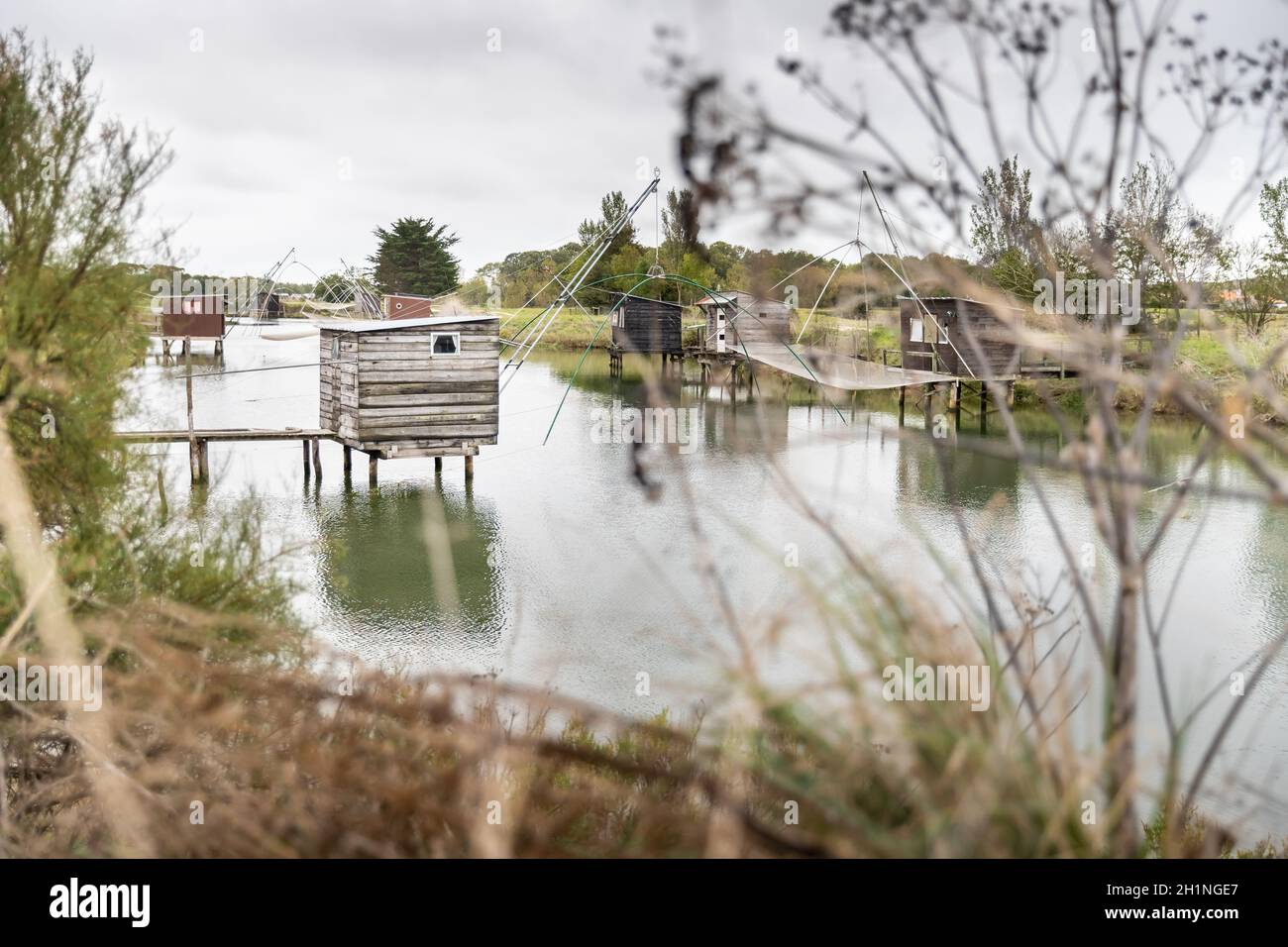 Carrelet de Pêche, l'emblematico capanna di pescatori dei paesaggi costieri di Vendee, Charente-Maritime, nell'estuario della Gironda, la Charente, L. Foto Stock