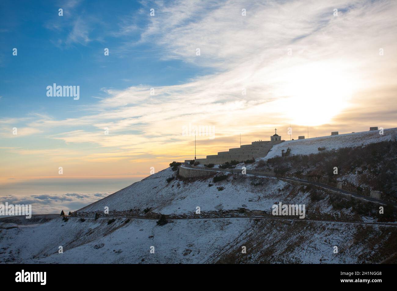 Tramonto al memoriale di guerra, Monte Grappa, Italia. Paesaggio italiano Foto Stock