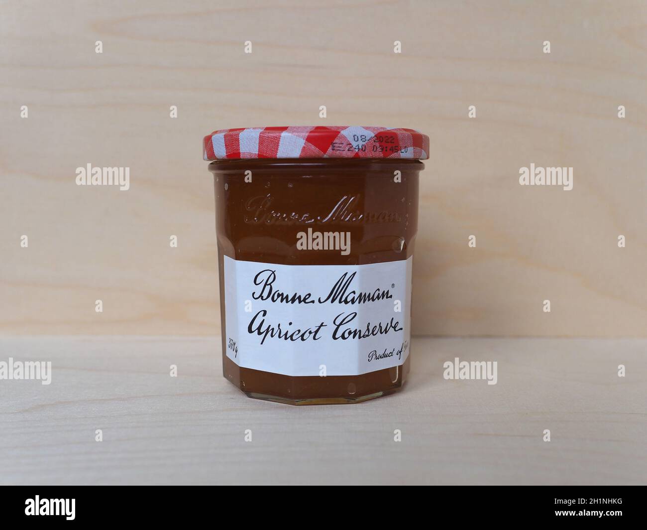 PARIGI, FRANCIA - CIRCA DICEMBRE 2020: Vaso di Bonne Maman conserve albicocca Foto Stock