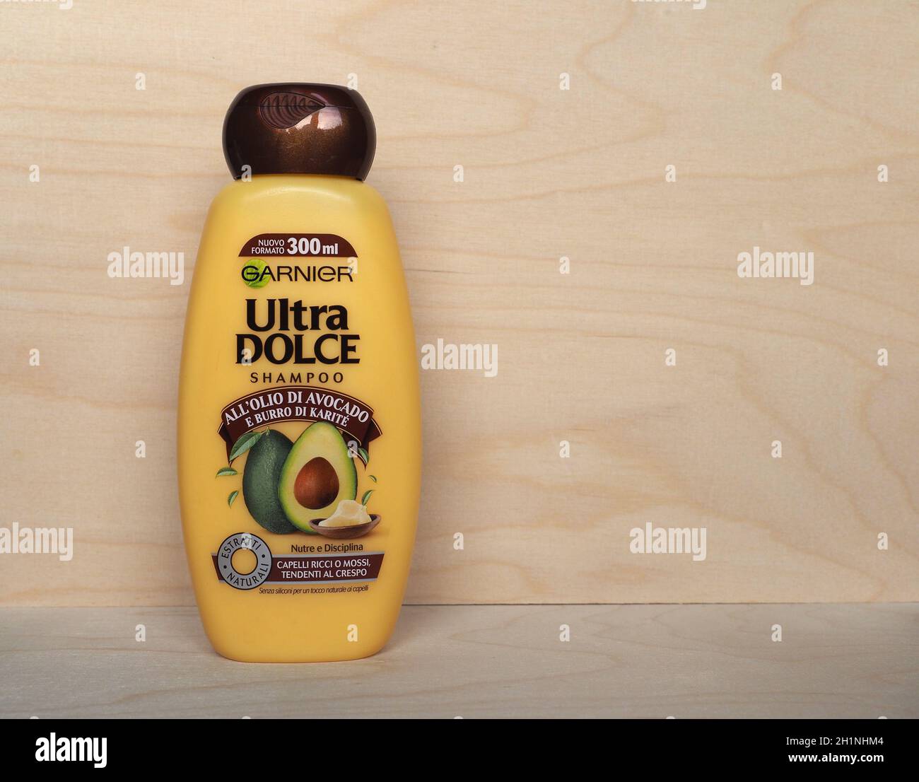 PARIGI, FRANCIA - CIRCA DICEMBRE 2020: Bottiglia di avocado Garnier e shampoo shea Foto Stock