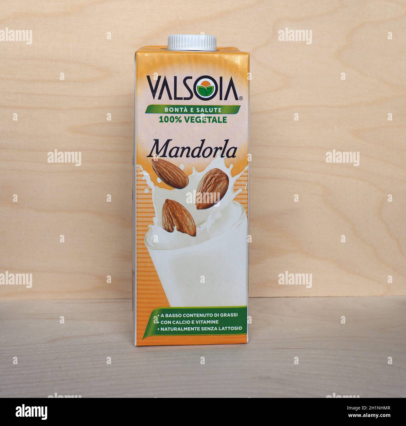 BOLOGNA, ITALIA - CIRCA DICEMBRE 2020: Pacchetto di latte di mandorle  Valsoia Foto stock - Alamy