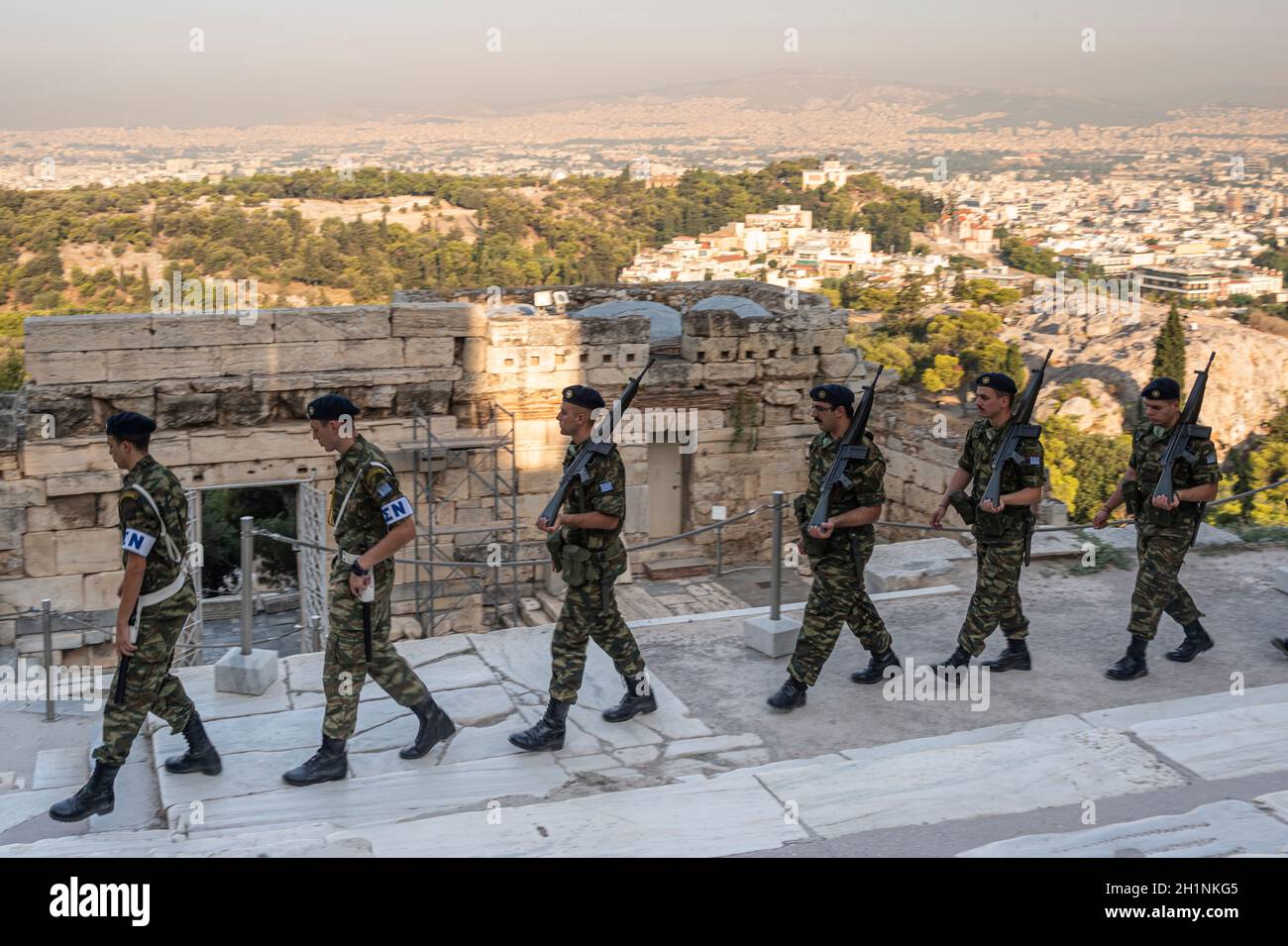 Al mattino presto con le Guardie presidenziali che lasciano l'Acropoli ad Atene, Grecia dopo aver alzato la bandiera greca Foto Stock