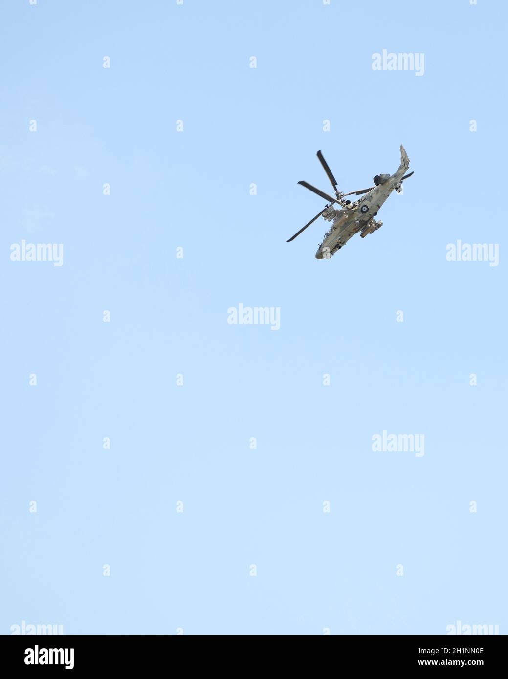 Rostov-on-Don, Russia - 27 agosto 2020 : elicottero Ka-52 in un campo di addestramento militare Foto Stock