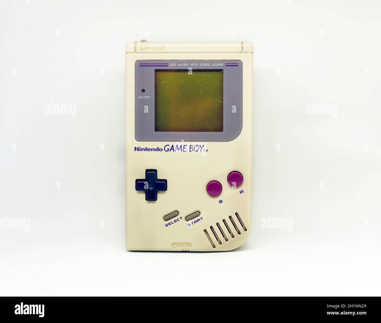 Roma, Italia, 23 dicembre 2020: La console portatile per videogiochi Gameboy di Nintendo isolata su sfondo bianco. Console di videogiochi vintage di Foto Stock