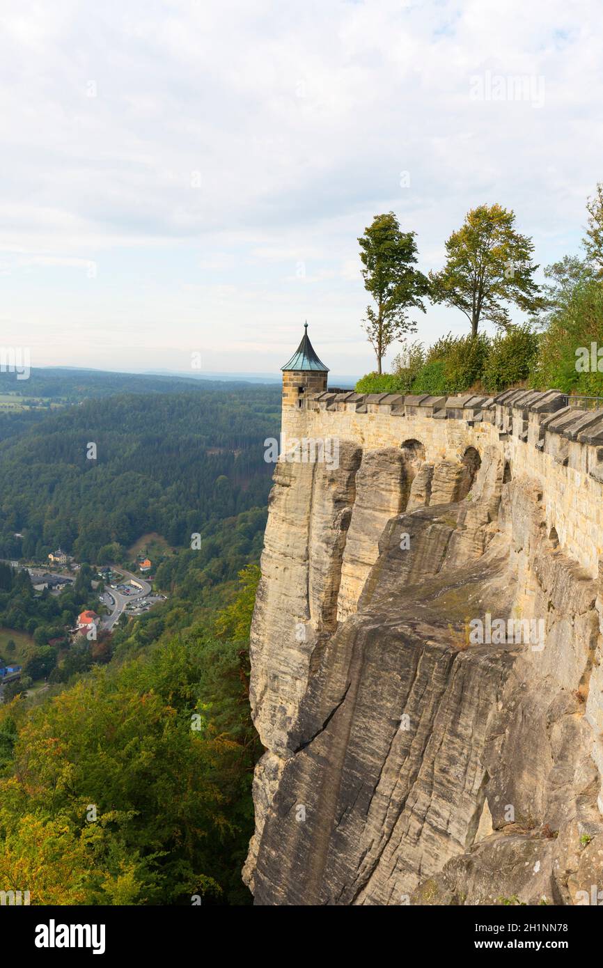 Fortezza medievale di Königstein, situata su una collina rocciosa sopra il fiume Elba in Sassonia Svizzera, Königstein, Germania Foto Stock