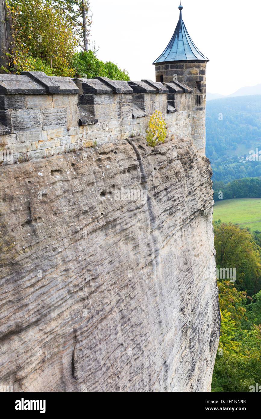 Fortezza medievale di Königstein, situata su una collina rocciosa sopra il fiume Elba in Sassonia Svizzera, Königstein, Germania Foto Stock