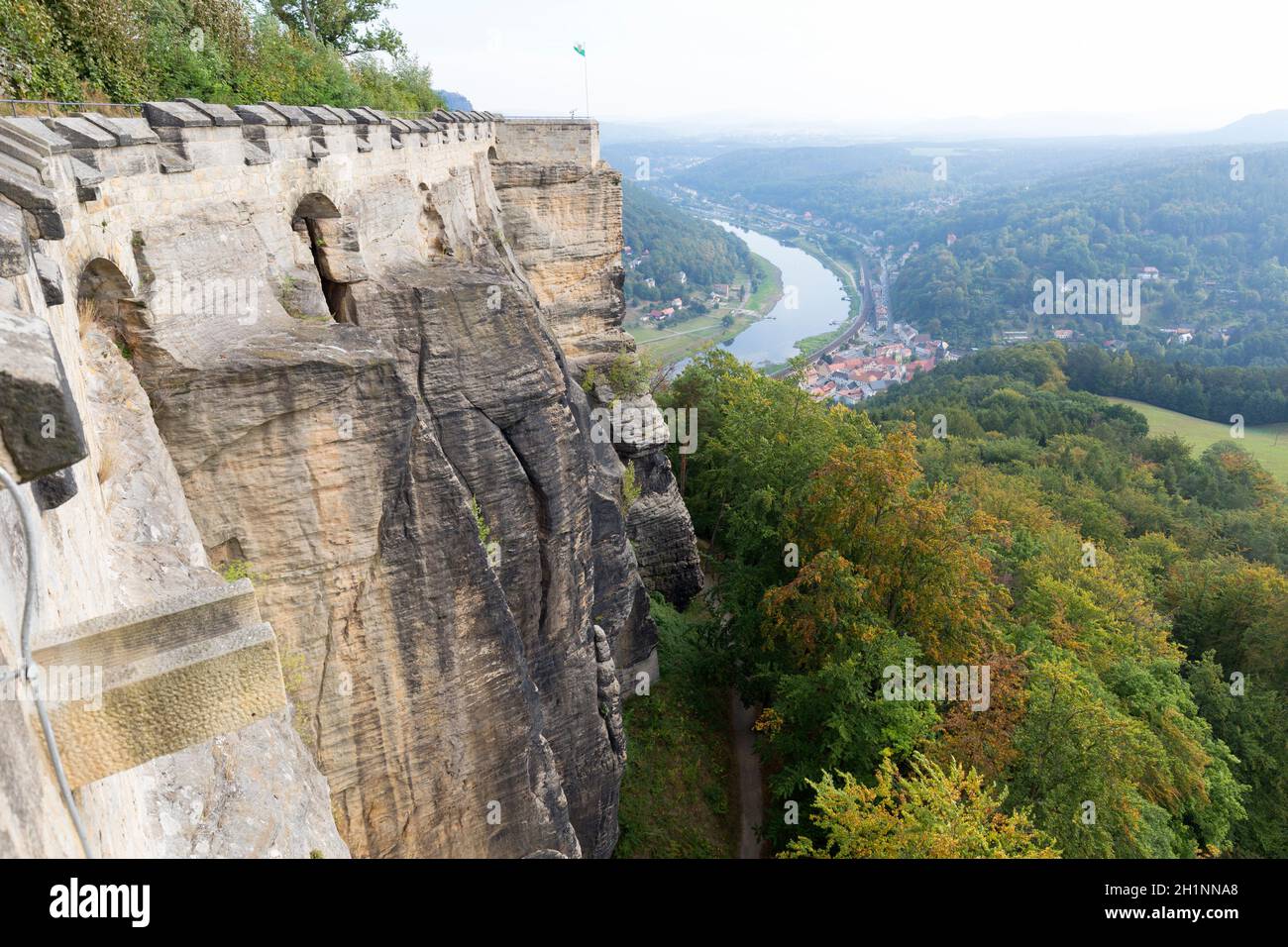 Fortezza medievale di Königstein, situata su una collina rocciosa sopra il fiume Elba in Sassonia Svizzera, Königstein, Germania Foto Stock