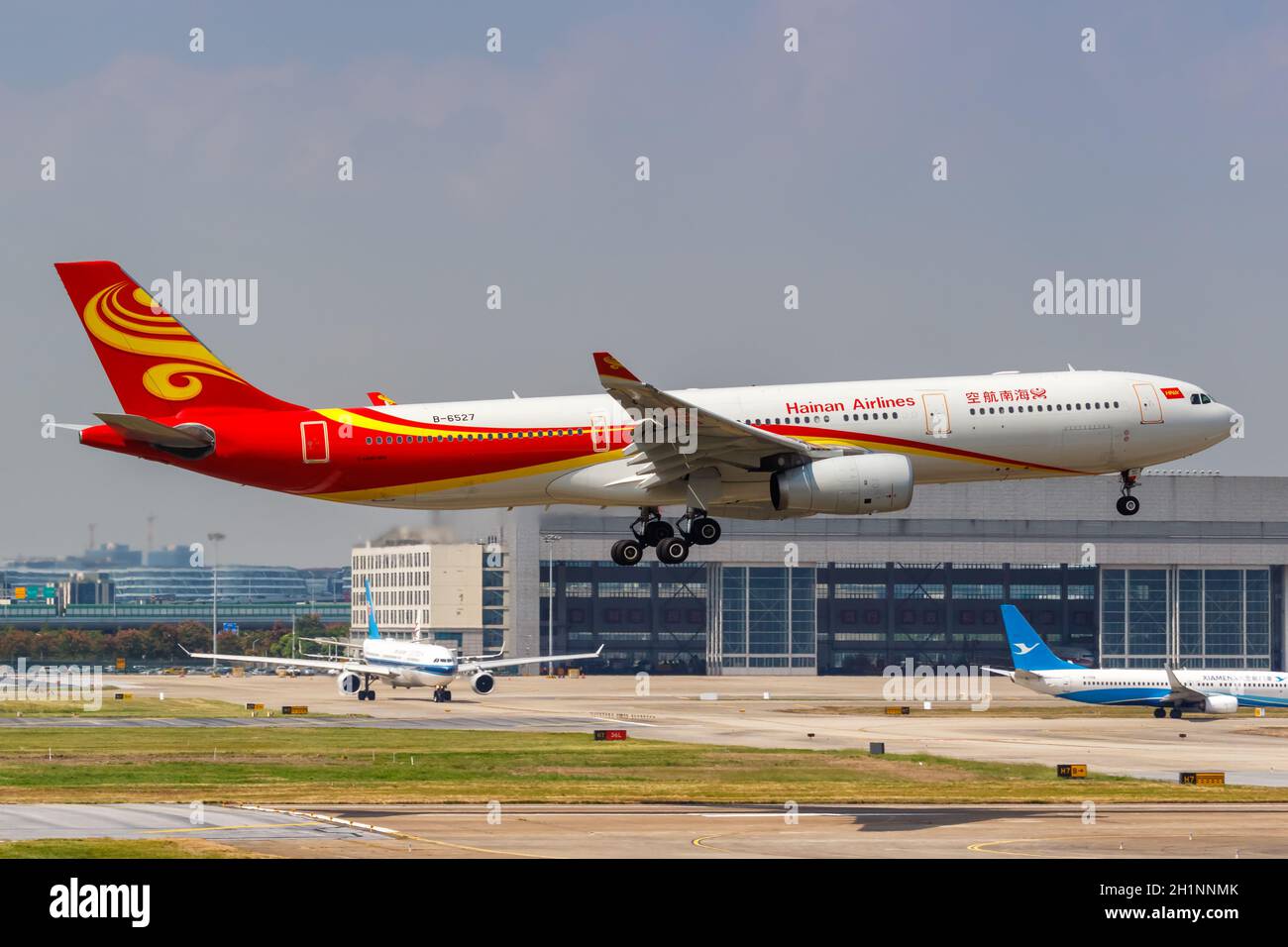 Shanghai, Cina - 27 settembre 2019: Aereo Hainan Airlines Airbus A330-300 all'aeroporto di Shanghai Hongqiao in Cina. Airbus è un aereo europeo ma Foto Stock