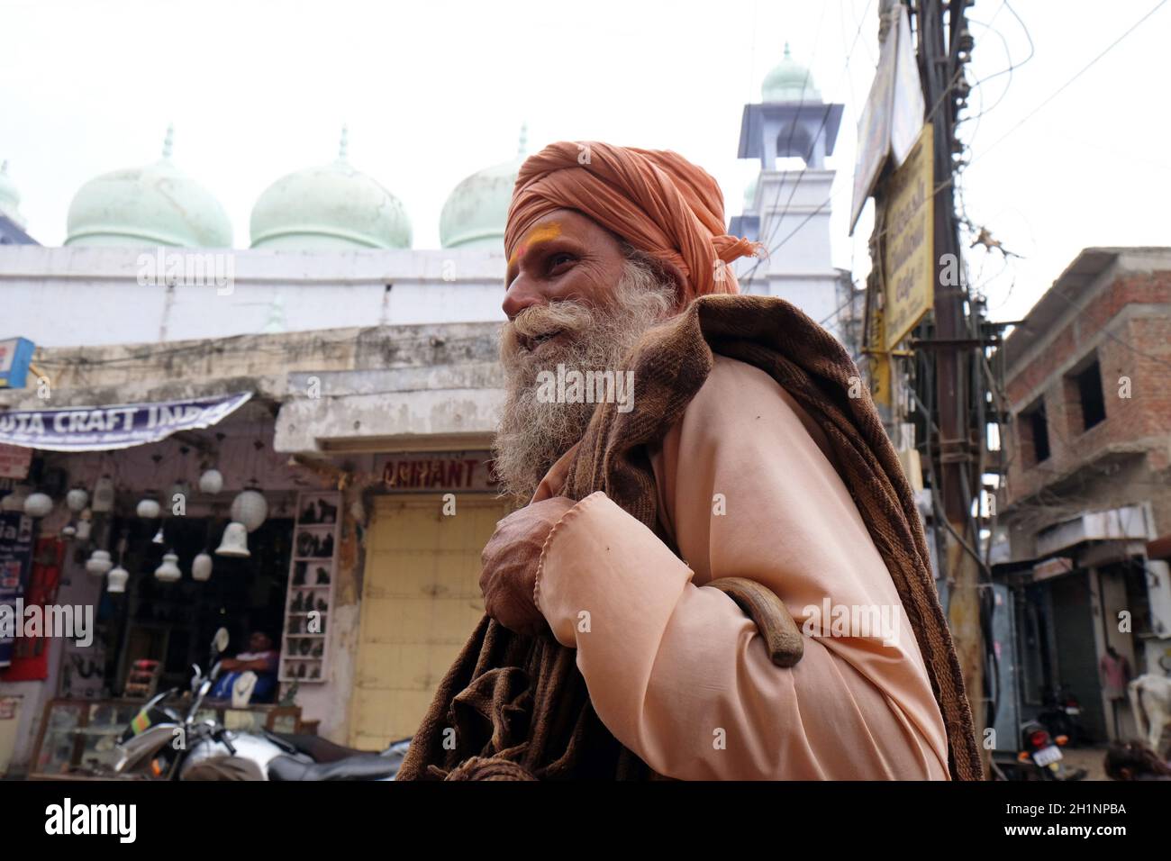 Sadhu indiano santo uomo a piedi al bazar e raccogliere elemosina a Pushkar, India Foto Stock