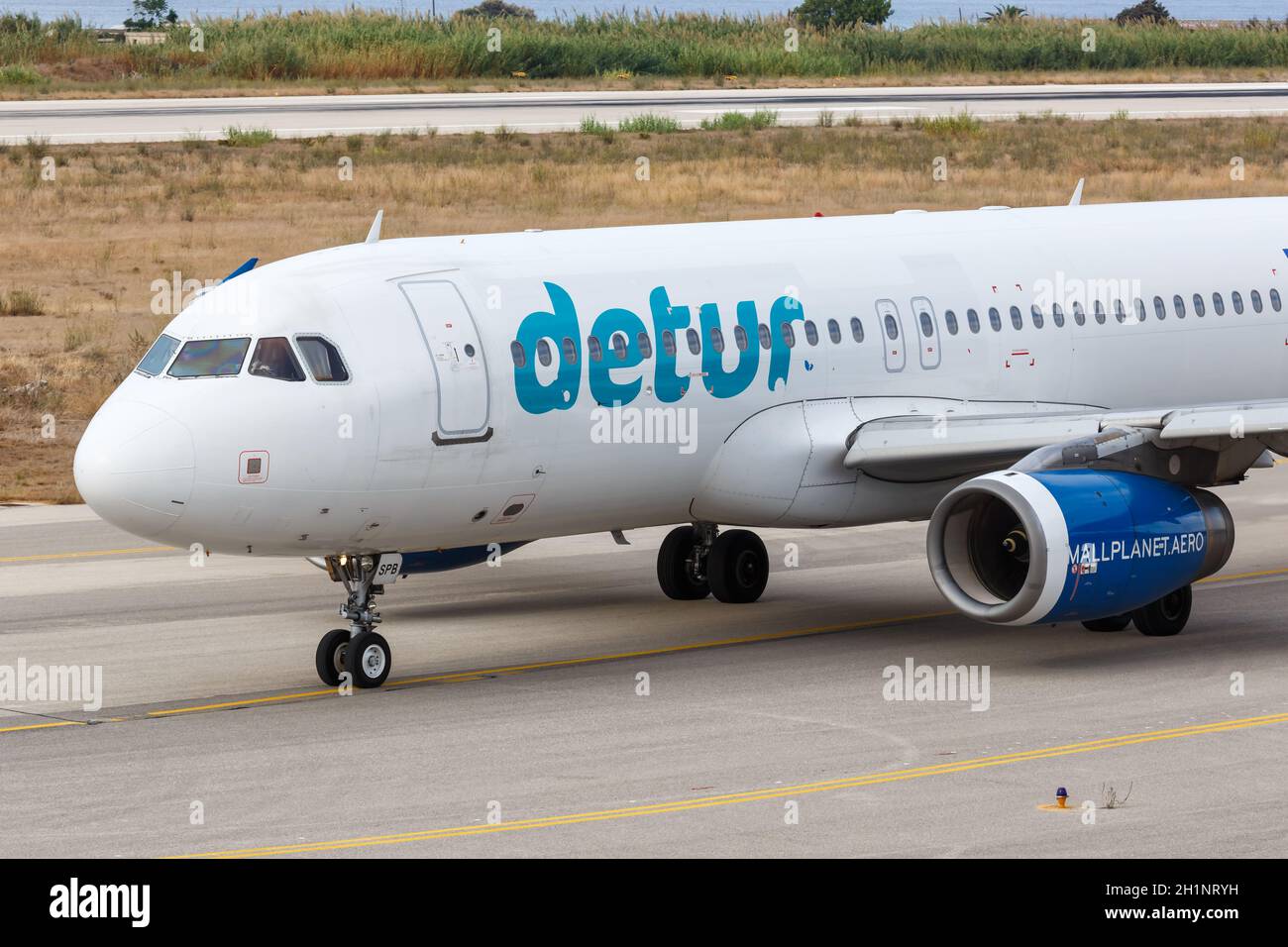 Rodi, Grecia - 12 settembre 2018: Piccolo aereo Planet Airlines Airbus A320 all'aeroporto di Rodi (RHO) in Grecia. Airbus è un costruttore europeo di aeromobili Foto Stock