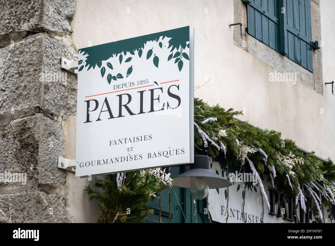 ESPELETTE, FRANCIA - CIRCA 2021 GENNAIO: Paries segno fuori negozio. Il Paries è un produttore di cioccolato, pasticceria, gelato e dolciumi del Bas francese Foto Stock