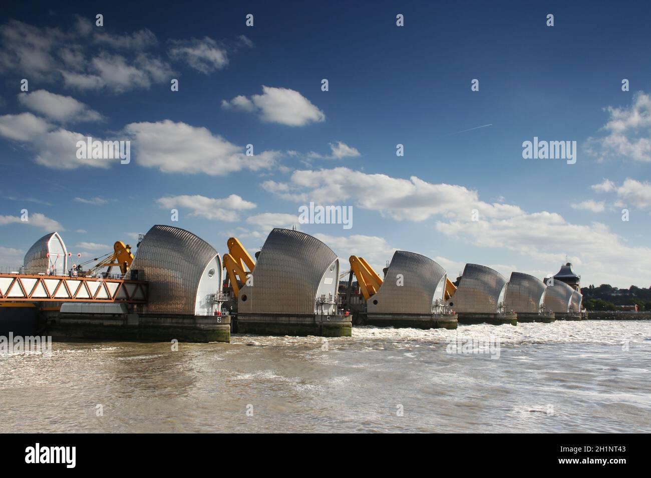 Barriera alluvione del Tamigi con cielo blu e nuvole bianche Foto Stock