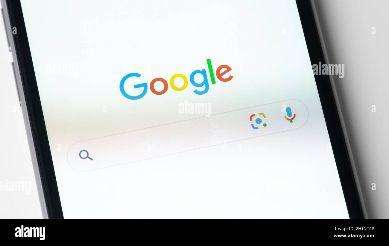 BAYONNE, FRANCIA - CIRCA GENNAIO 2021: Google app su Apple iPhone 6S schermo. l'app google consente di accedere al motore di ricerca di Google. Foto Stock