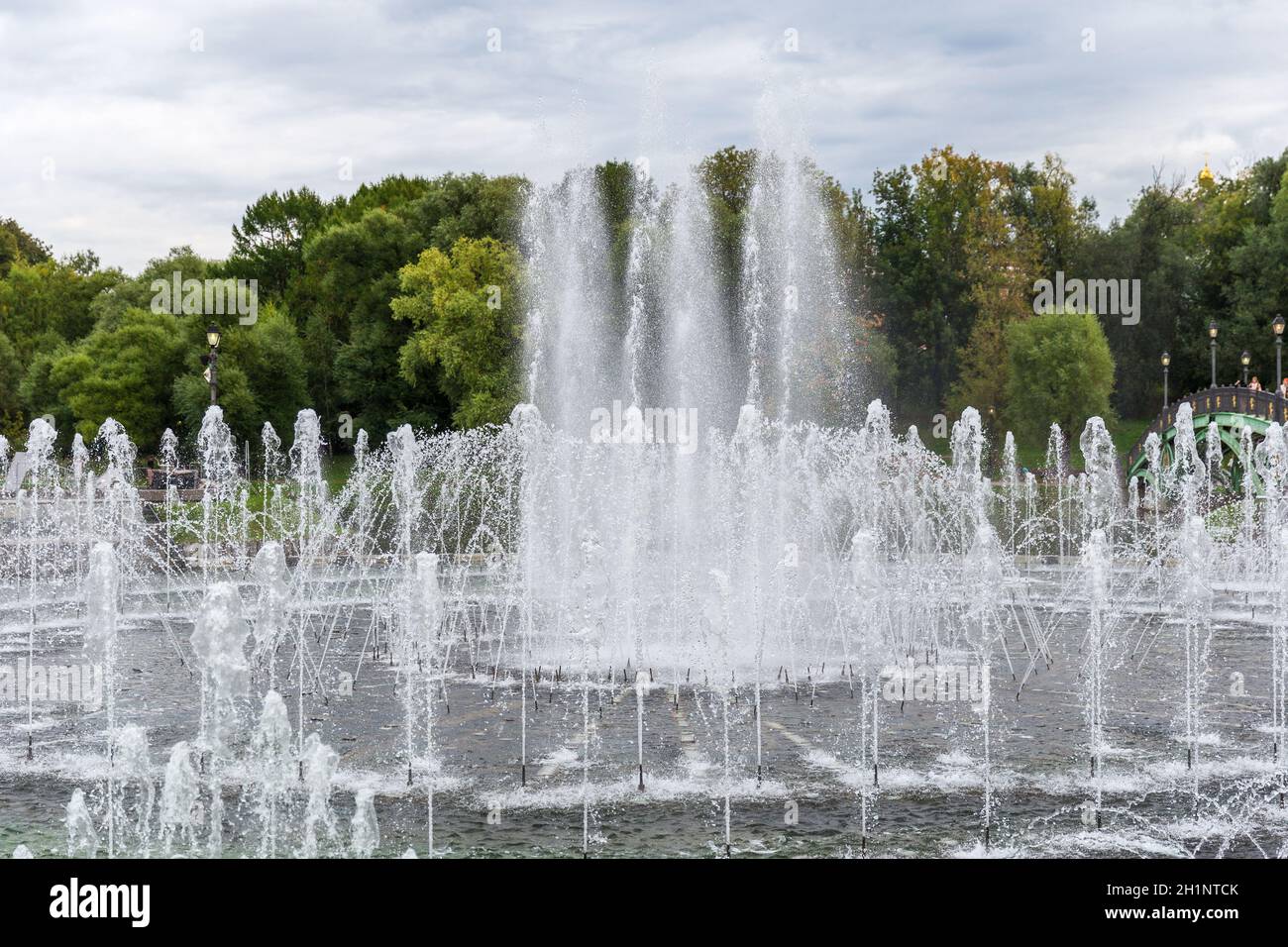 Gli spruzzi d'acqua della fontana iniettare da terra che mostra nel parco  pubblico Foto stock - Alamy