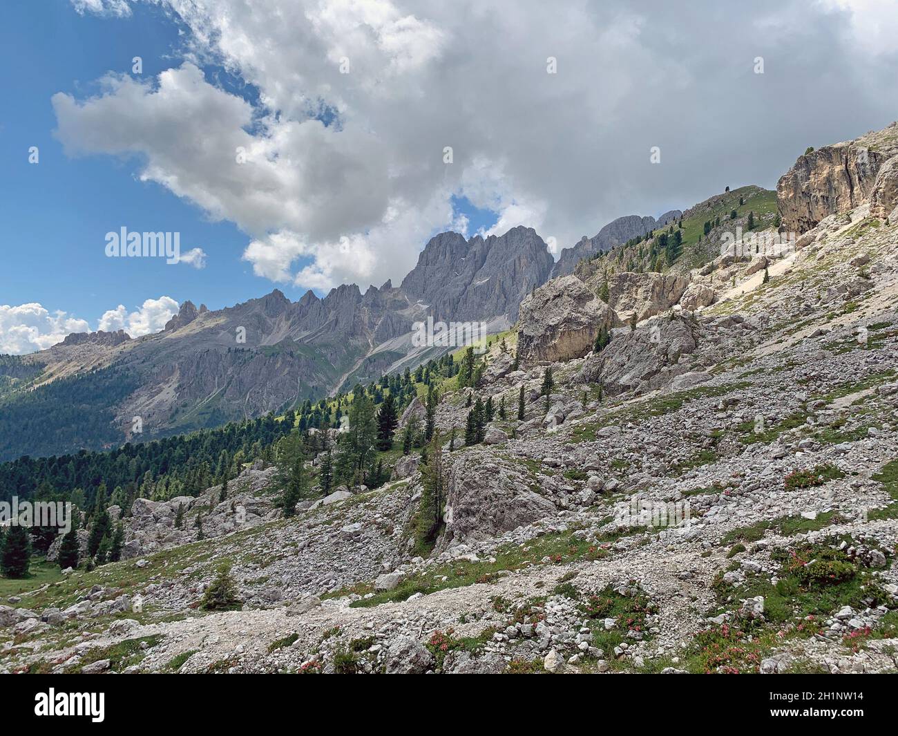 Gruppo Rosengarten nelle Dolomiti. Le Dolomiti sono una catena montuosa del nord-est italiano. Fanno parte delle Alpi calcaree meridionali e si estendono Foto Stock