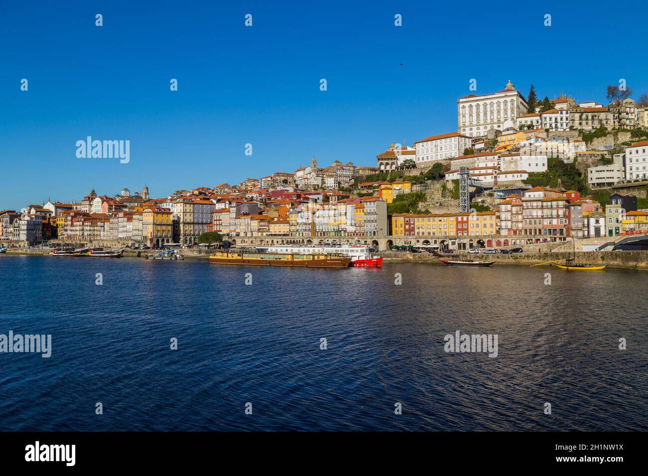 Porto, Portogallo - 26 dicembre 2020: Ribeira sulla riva del fiume Douro a Porto, Portogallo Foto Stock