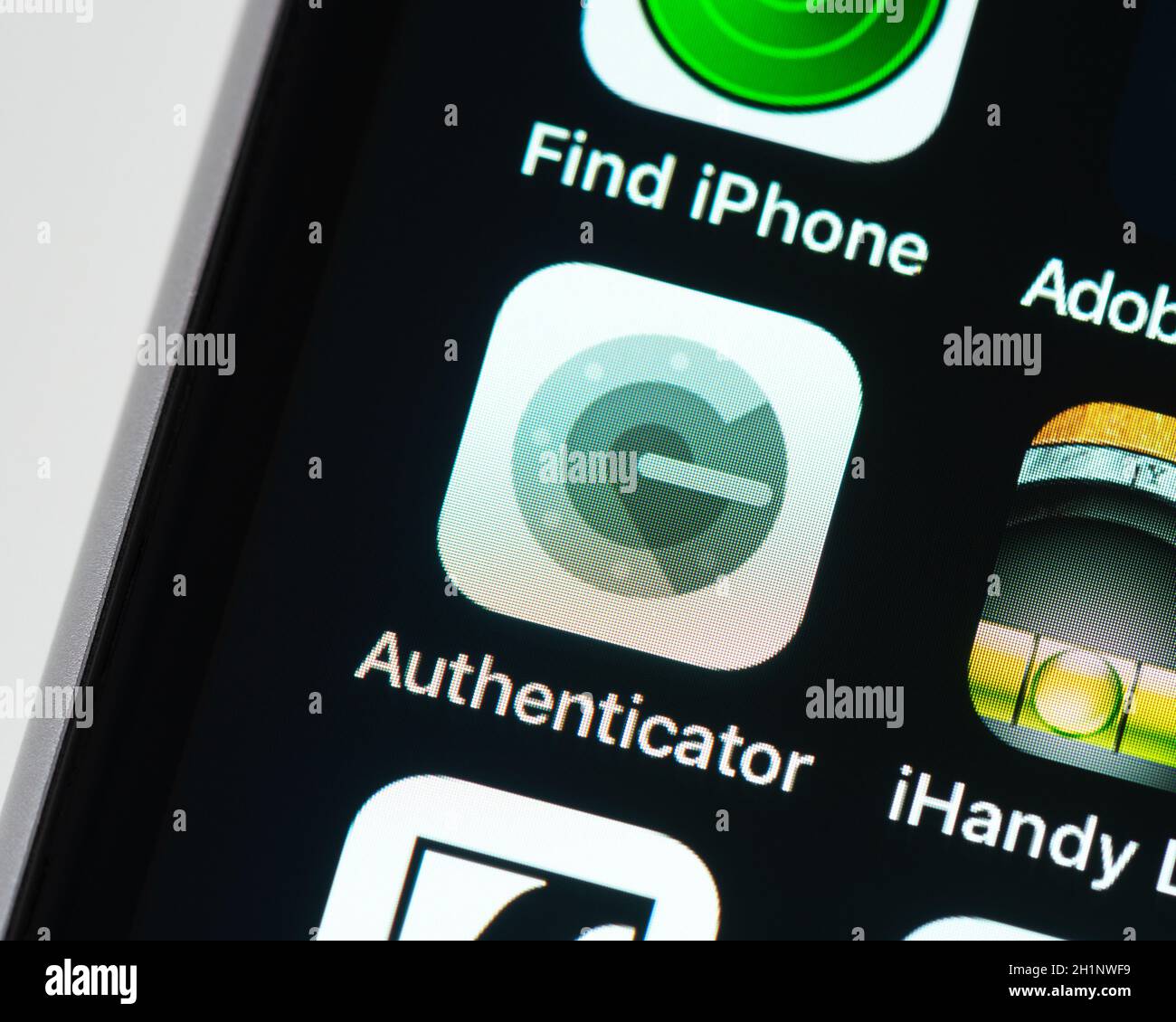 BAYONNE, FRANCIA - CIRCA GENNAIO 2021: Icona dell'app Google Authenticator sullo schermo di Apple iPhone. Google Authenticator genera codici di verifica in 2 fasi o Foto Stock