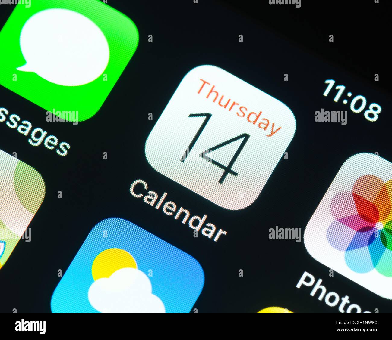 BAYONNE, FRANCIA - CIRCA GENNAIO 2021: Icona dell'app Apple Calendar sullo schermo dell'iPhone. L'applicazione calendario viene eseguita sia sul sistema operativo desktop macOS che su t Foto Stock