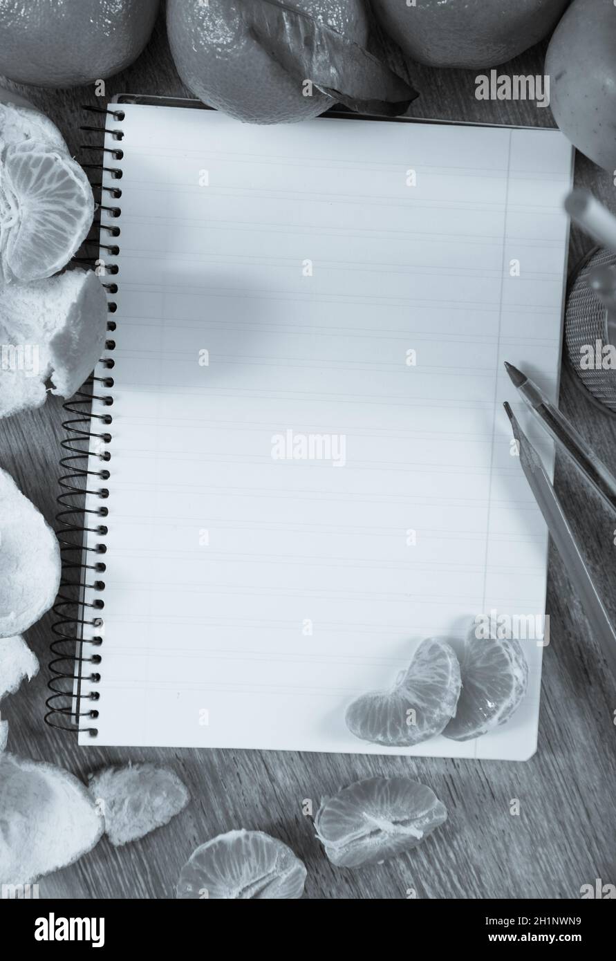 Pagine del notebook e tangerini vuoti Foto Stock