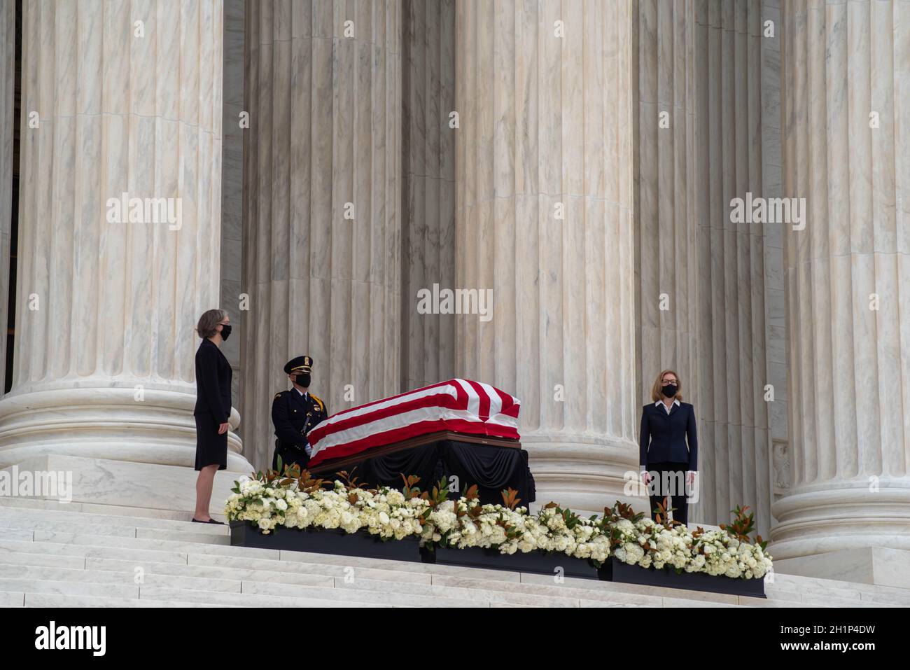 Washington, DC, USA / 9/24/2020: La scriglia di Ruth Bader Guinsburg si trova sui gradini del Palazzo di Corte supremo, drappeggiato da una bandiera americana e fiancheggiata Foto Stock