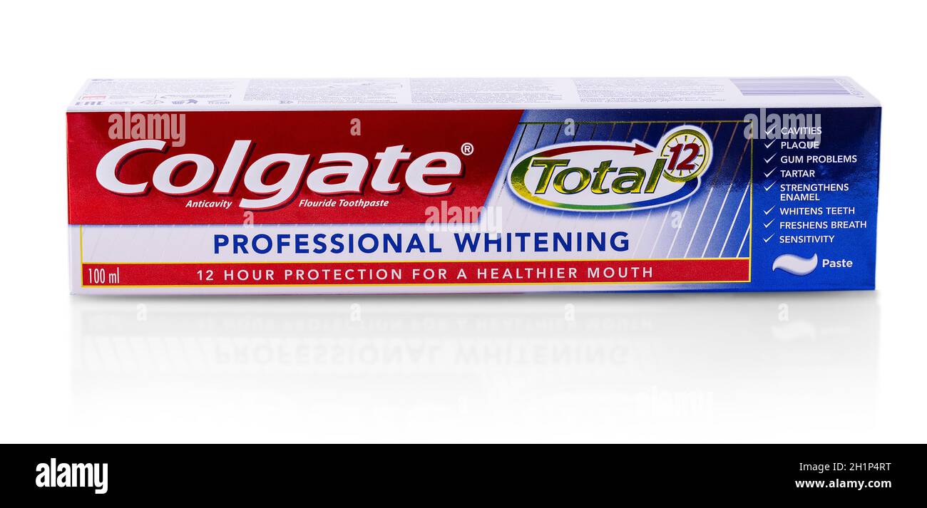 La Kamchatka, Russia - 13 Maggio 2019 : Colgate pasta dentifricia su bianco.Colgate è una marca di dentifricio prodotta da Colgate-Palmolive Foto Stock