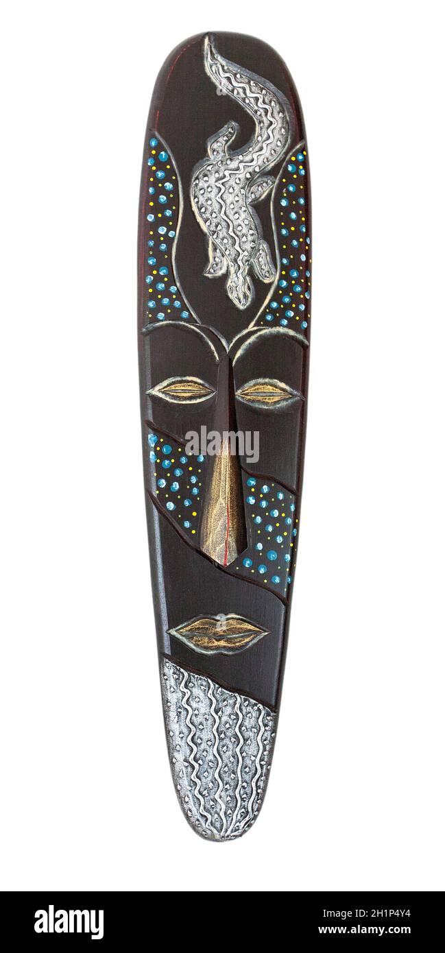 Scolpiti africani maschera di legno su sfondo bianco Foto Stock