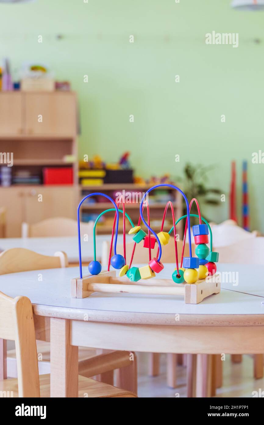 Primo piano di colorato giocattolo di legno per l'apprendimento e la socializzazione Foto Stock