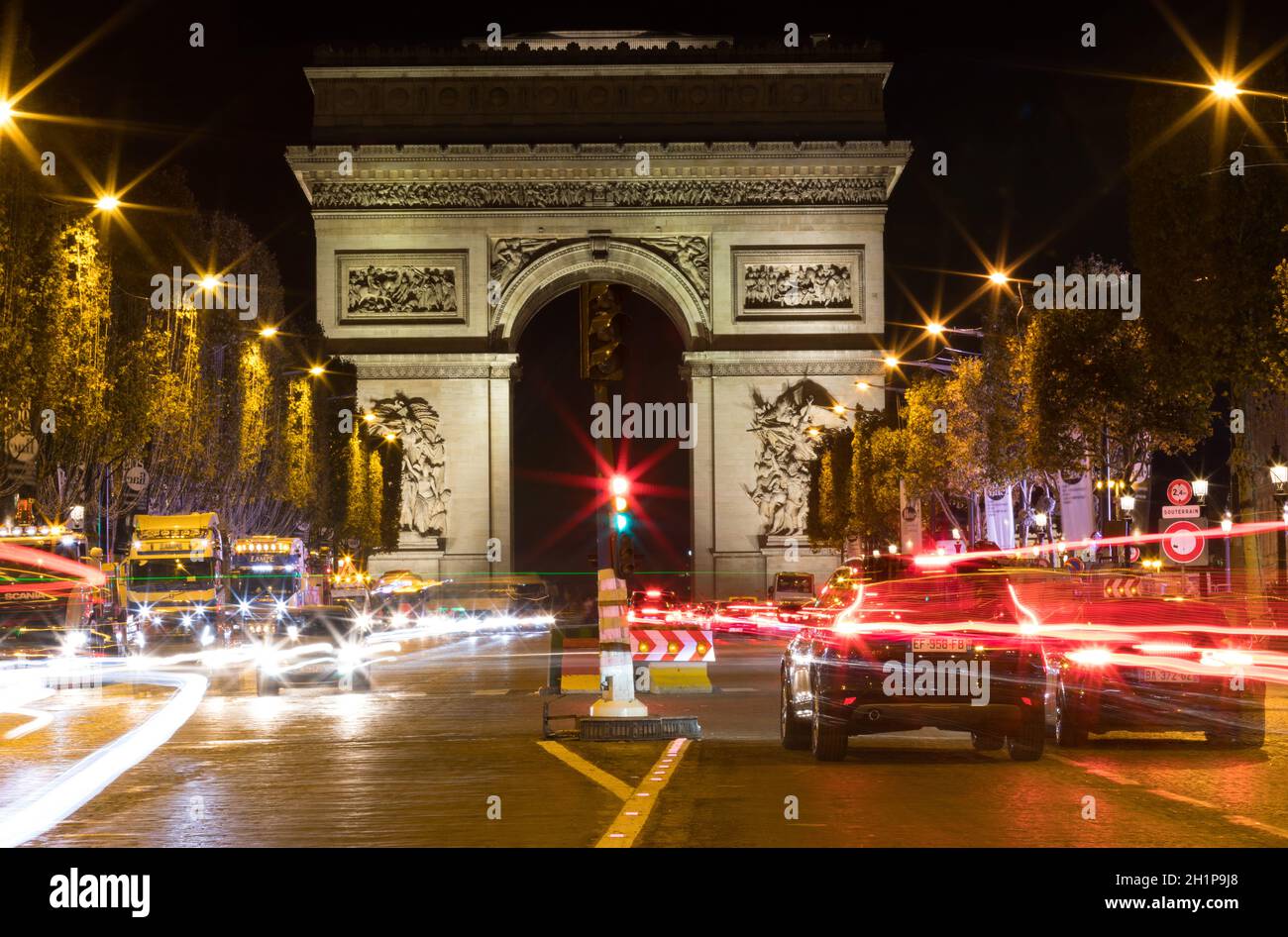 Parigi, Francia - 8 Ottobre 2018: Avenue des Champs Elysées e Arc de Triomphe (Arco di trionfo della stella) in autunno durante la notte Foto Stock
