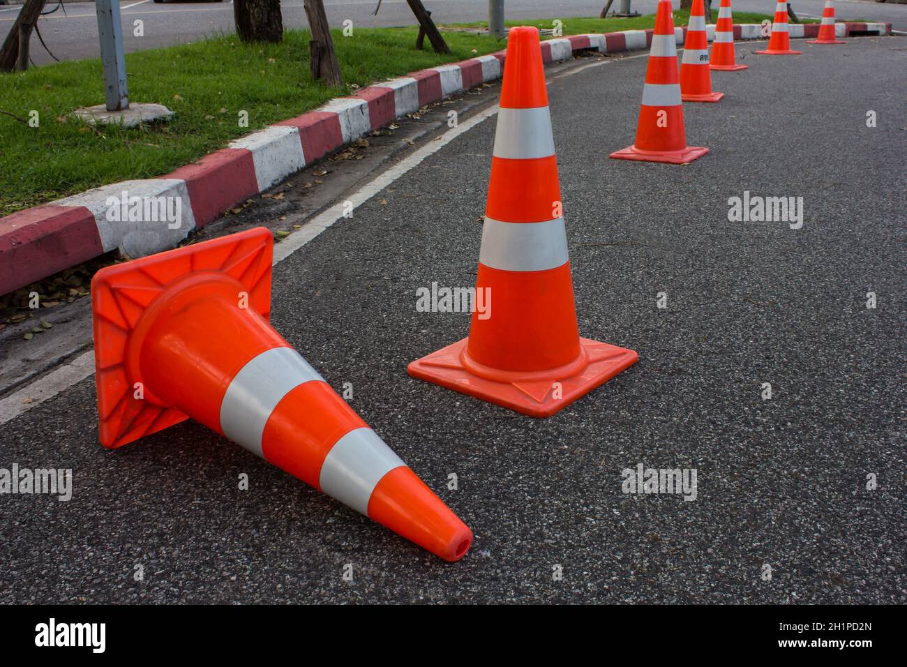 Cono stradale per lavori stradali in corso su sfondo bianco. 3d concetto di  rappresentazione del cono di avviso di manutenzione o attenzione Foto stock  - Alamy