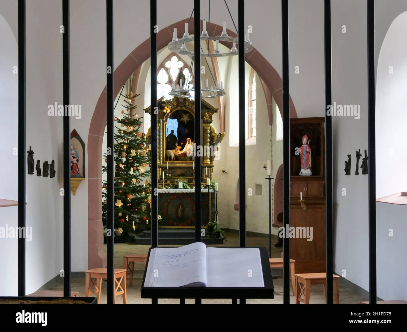 Vista dall'ingresso di Ahekapelle attraverso la griglia di ferro protettivo per l'altare - Township di Nettersheim Foto Stock