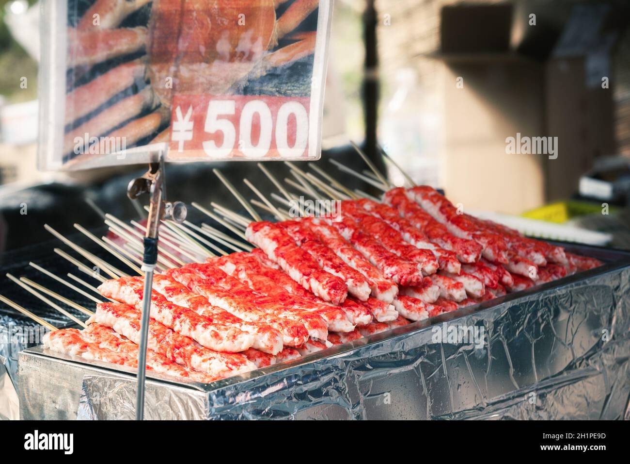 Bastoncini di granchio al mercato Nishiki a Kyoto, Giappone Foto Stock