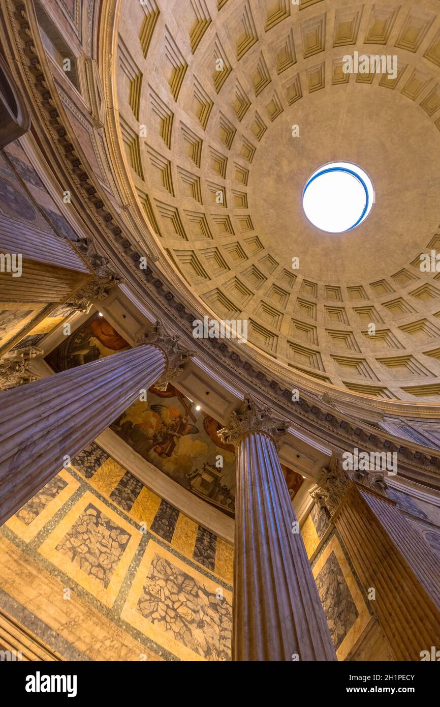 ROMA, ITALIA - CIRCA AGOSTO 2020: Tempio Pantheon interno. Particolare della cupola. Foto Stock