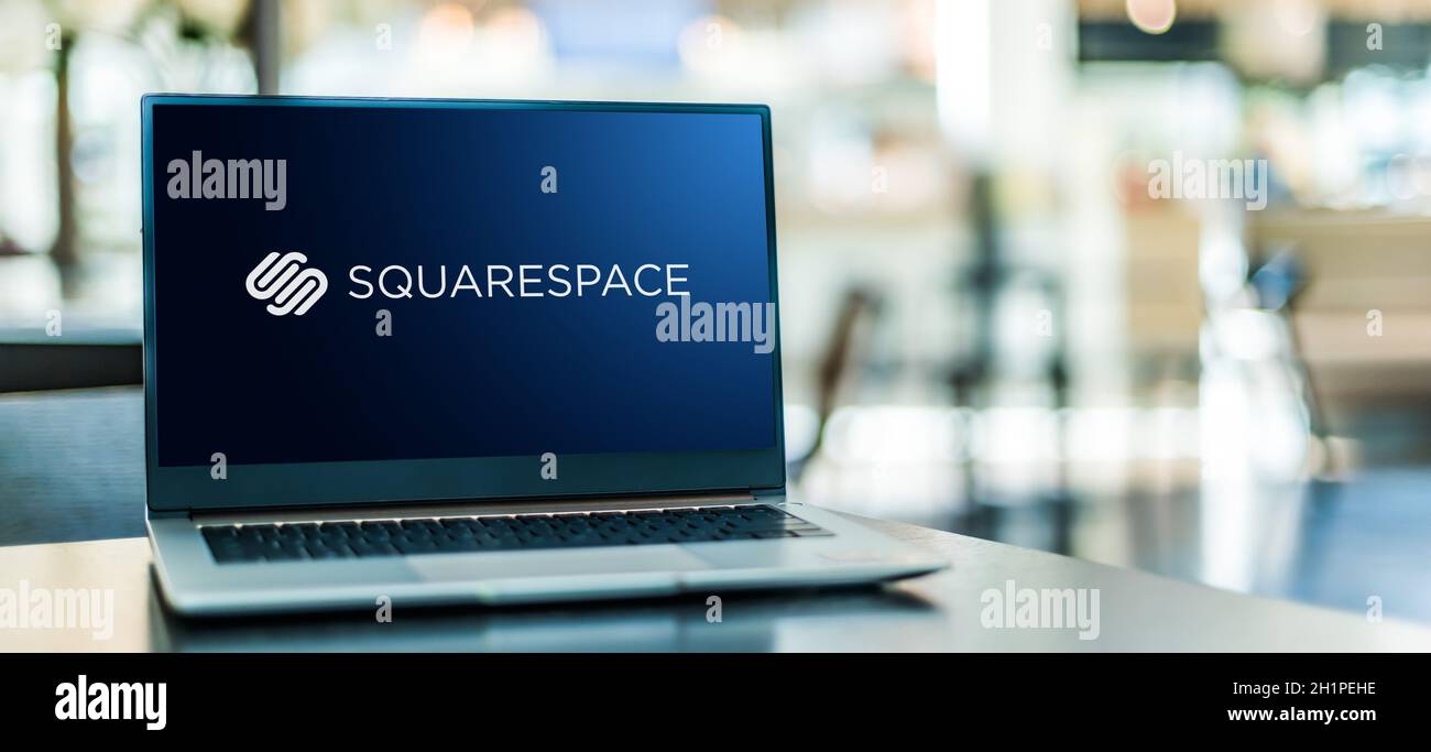 POZNAN, POL - 23 SETTEMBRE 2020: Computer portatile con logo di Squarespace, Inc., una società americana, che fornisce software come servizio per il sito web Foto Stock