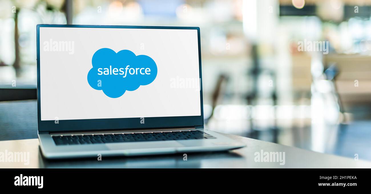 POZNAN, POL - 23 SETTEMBRE 2020: Computer portatile con logo di Salesforce.com, una società americana di software basata su cloud. Fornisce relazioni con i clienti Foto Stock