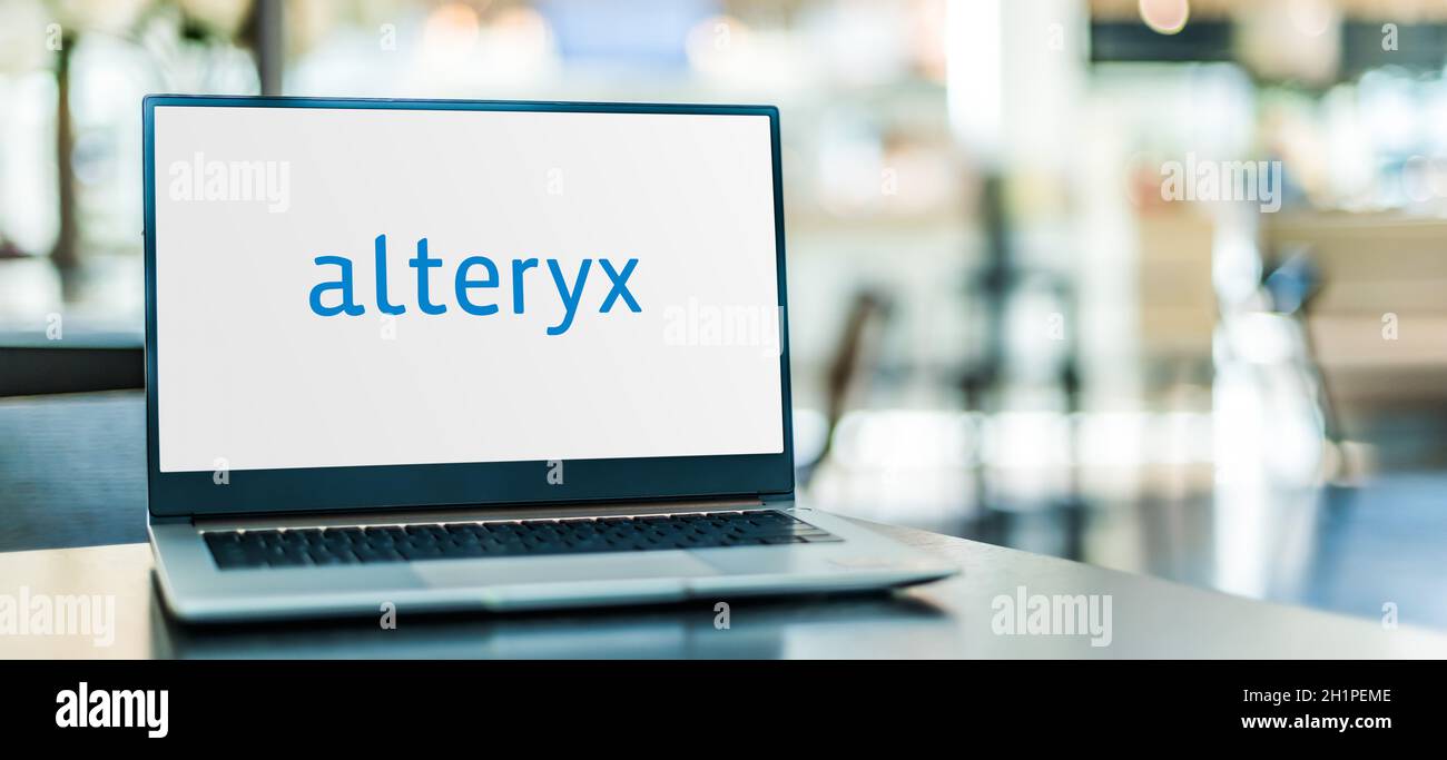 POZNAN, POL - NOV 12, 2020: Computer portatile con logo di Alteryx, una società americana di software per computer; i prodotti della società sono utilizzati per dat Foto Stock