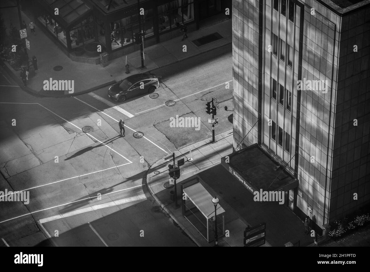 I pedoni e le loro ombre si veavano dall'alto su Sherbrooke Street, nella zona di Golden Square Mile di Montreal, ai piedi del Mont Royal. Foto Stock