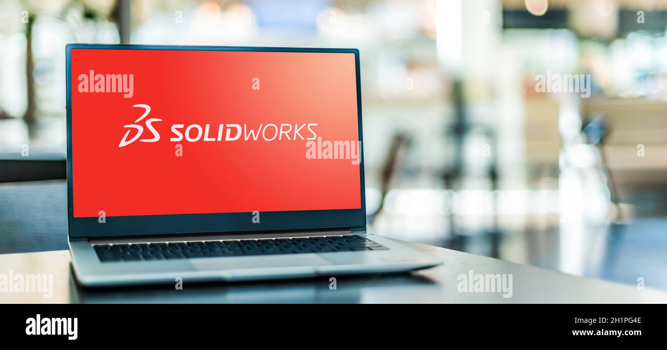 POZNAN, POL - 23 SETTEMBRE 2020: Computer portatile con il logo di SolidWorks, un CAD (computer-Aided Design) di modellazione solida e ingegneria assistita dal computer Foto Stock