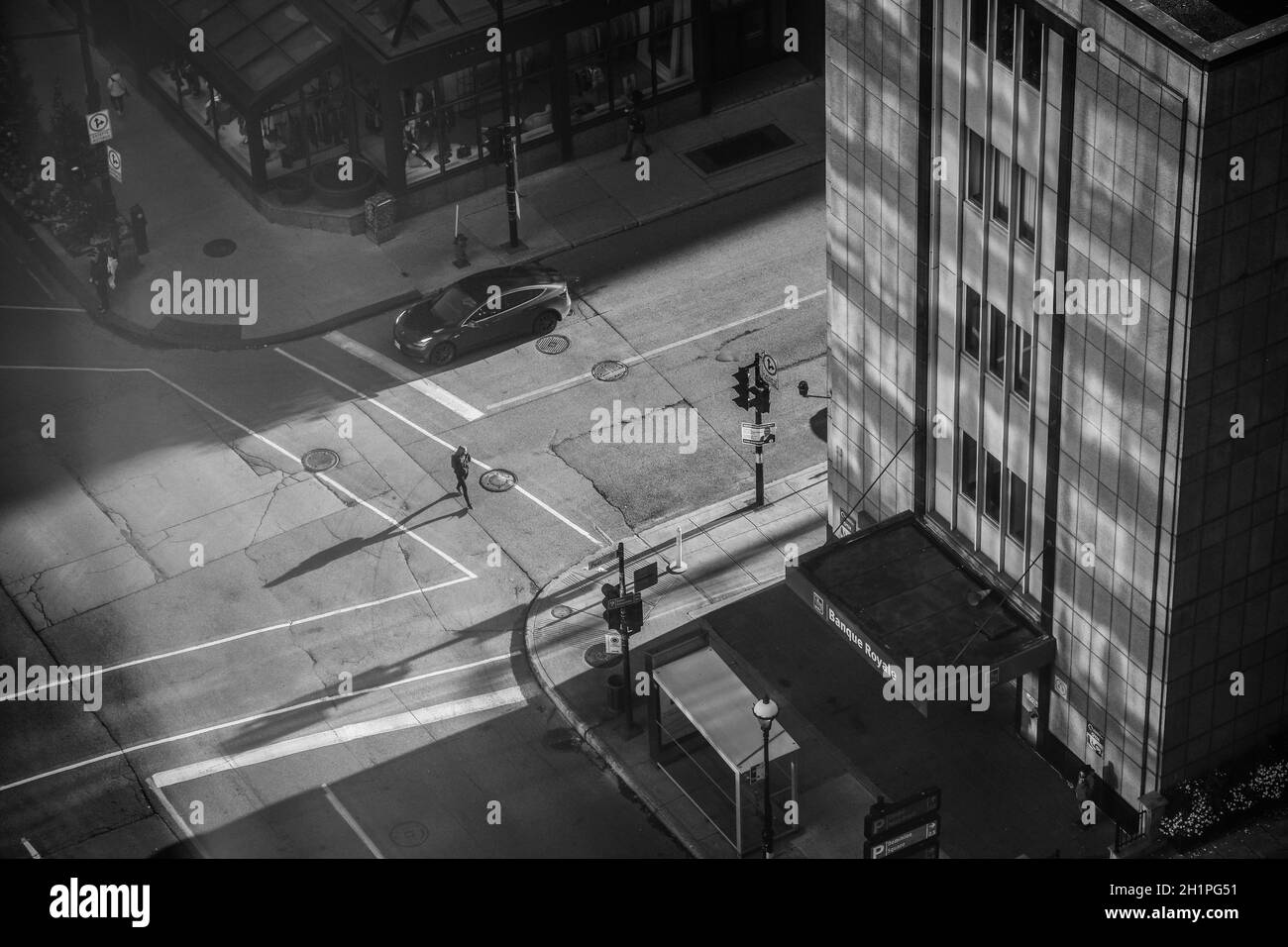 I pedoni e le loro ombre si veavano dall'alto su Sherbrooke Street, nella zona di Golden Square Mile di Montreal, ai piedi del Mont Royal. Foto Stock